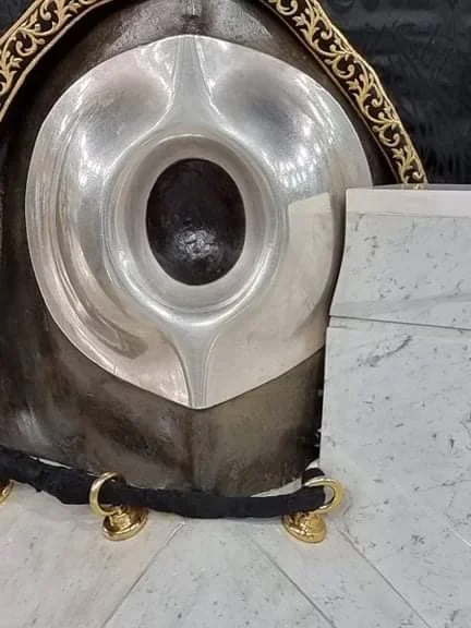 why hajr e aswad is black